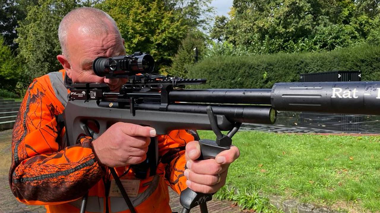 Rattenbestrijder Mike Heutink legt zijn wapen aan (foto: Erik Peeters).