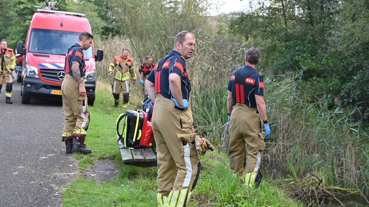 Brandweerlieden zochten vergeefs naar een drenkeling (foto: Perry Roovers/SQ Vision).