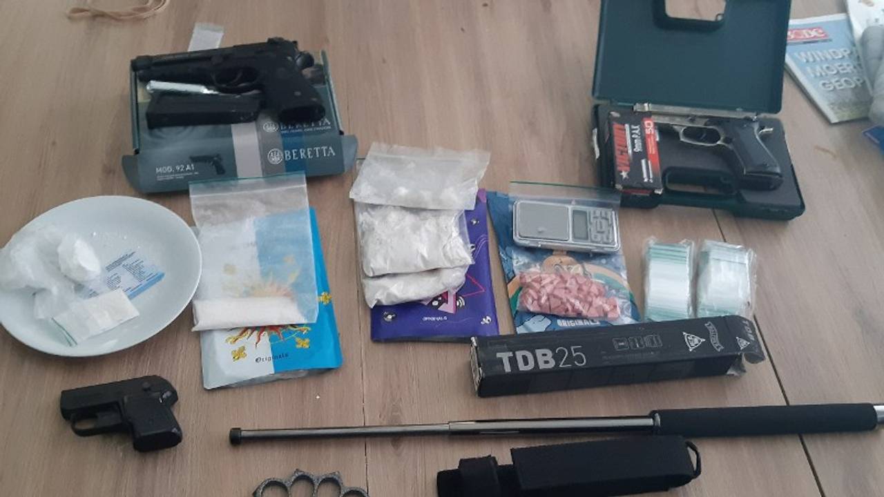 Het onderzoek naar de drugshandelaar uit Fijnaart leidde naar diverse wapens, drugs en zwaar vuurwerk (foto: politie).