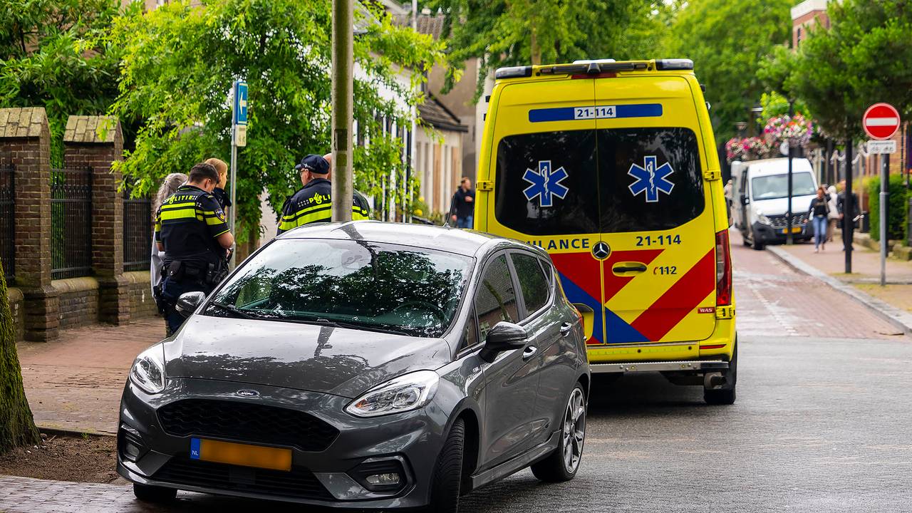 De fietsster werd geraakt door een automobiliste die een parkeerterrein verliet (foto: Gabor Heeres/SQ Vision). 