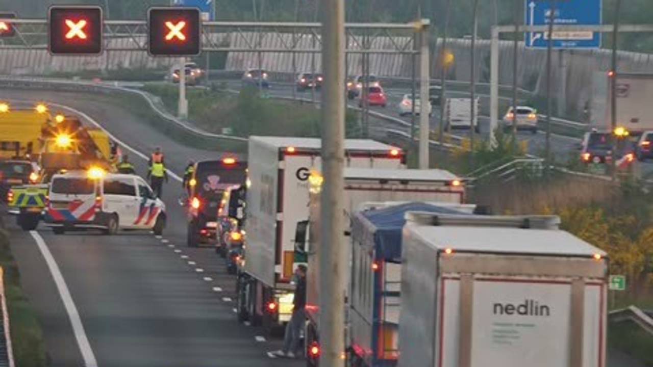 Ongeluk op A2 leidt tot flinke vertraging, rijstrook afgesloten.