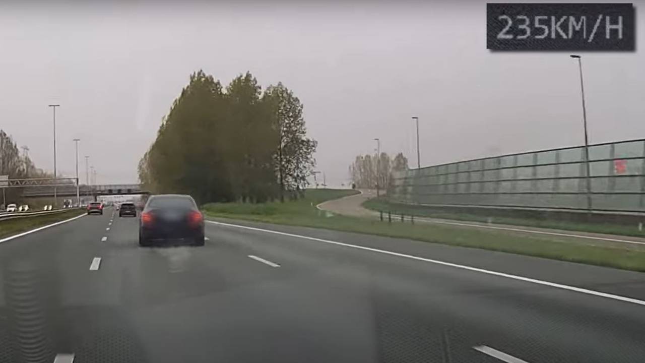 Beelden Van Achtervolging: Auto Vliegt Met 250 Per Uur Over A16 ...