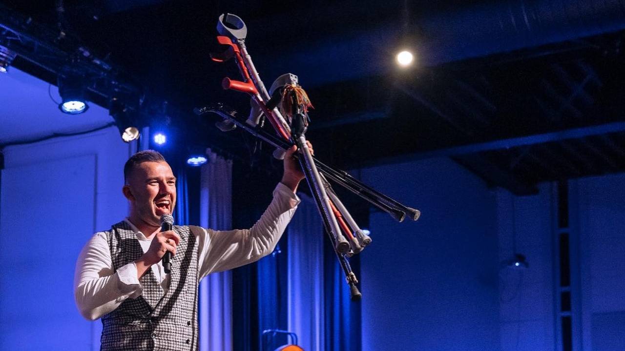 Tom de Wal tijdens een genezingsdienst met krukken die mensen na de 'genezing' niet meer nodig hebben. (Foto: Facebook Frontrunners Ministries). 