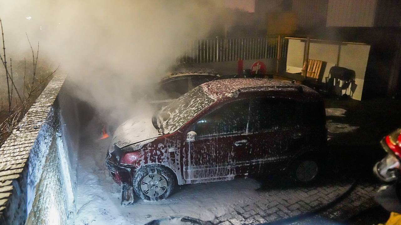 De autobrand aan de Sluisstraat in Geldrop (foto: Dave Hendriks / SQ Vision).