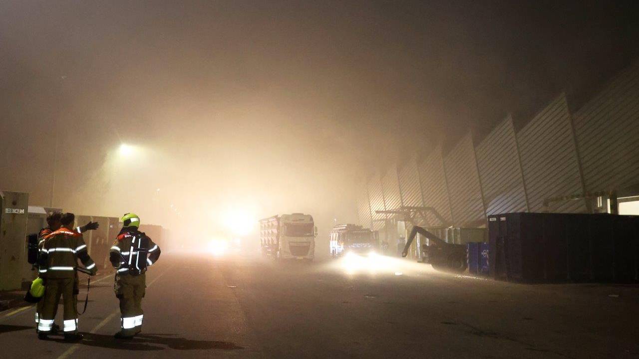 Bij de brand bij de afvalstoffenverwerker aan de Treurenburg komt veel stinkende rook vrij (foto: Bart Meesters).