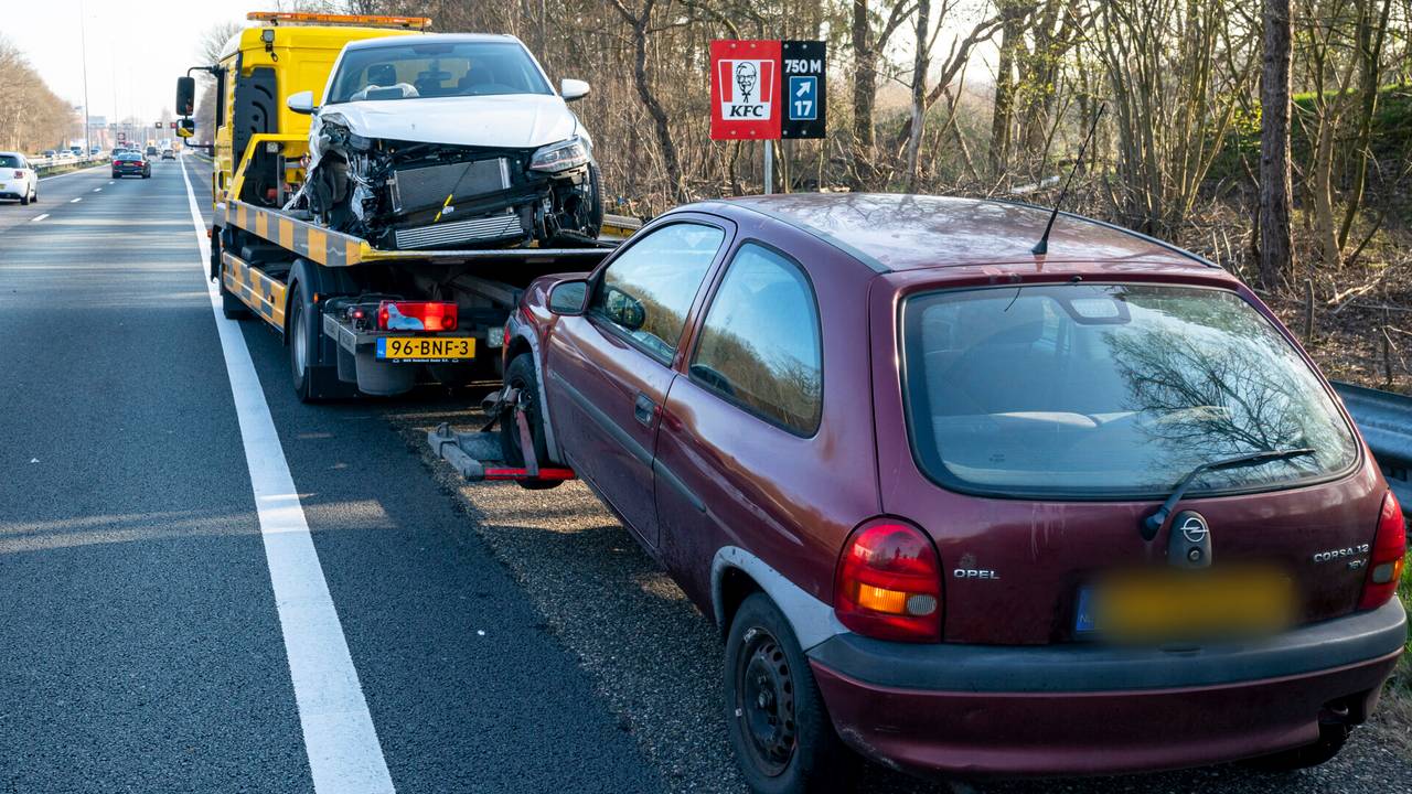 Ongeluk met vijf autos op de A27 bij Oosterhout.