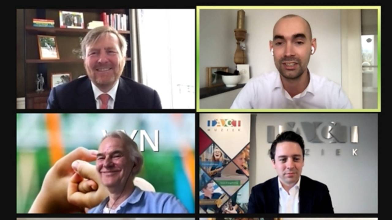 Koen Dijkstra (rechtsboven) in gesprek met Koning Willem-Alexander (linksboven) 