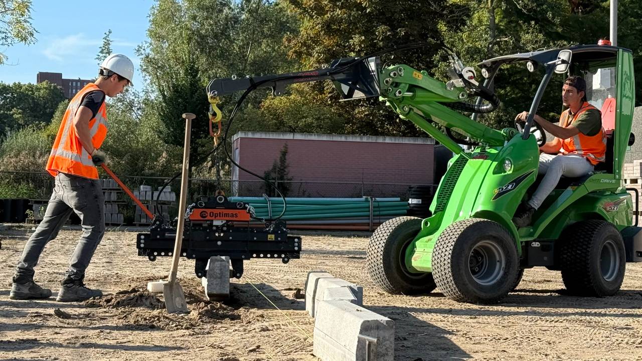 Stijn en Milan werken met een machine (foto: Jos Verkuijlen).