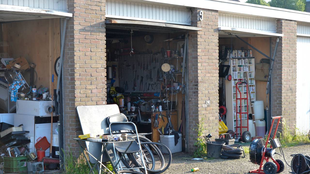 Ook twee andere garageboxen kregen aandacht van de brandweer (foto: Perry Roovers/SQ Vision).