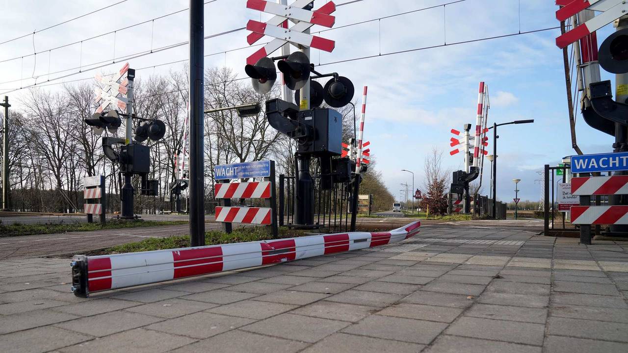 De geramde spoorboom (foto: WdG/SQ Vision).