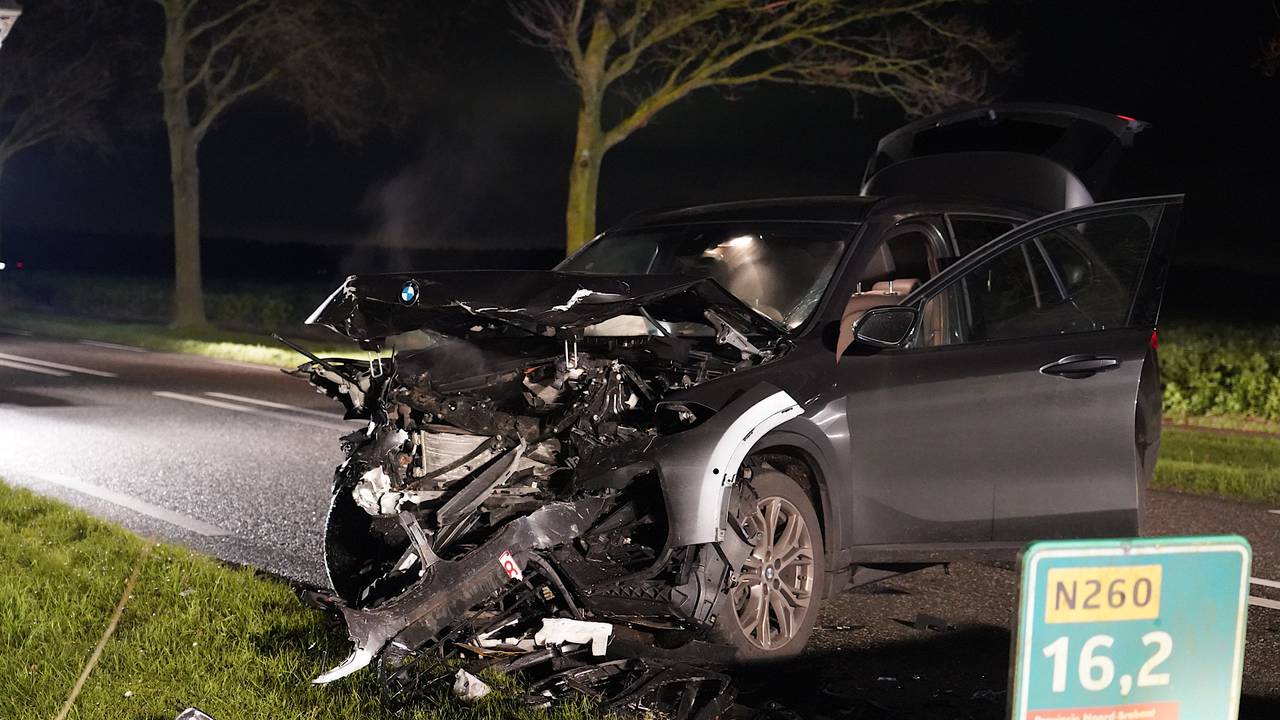 Eén van de fors beschadigde auto's (foto: Jeroen Stuve/SQ Vision).