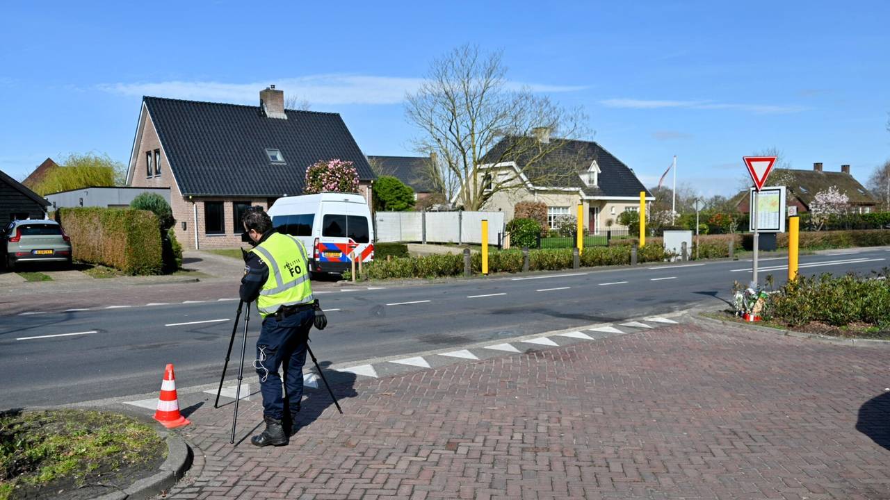 Vanwege het onderzoek naar het dodelijke ongeluk werd de Bredaseweg in Rijsbergen afgesloten (foto: Tom van der Put/SQ Vision).