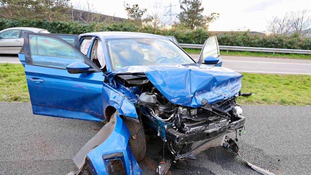 Zeven autos betrokken bij ongeluk op A73, weg urenlang dicht.