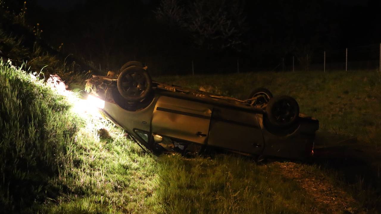 De auto schoot van de A50 en eindigde ondersteboven (foto: Kevin Kanters/SQ Vision).