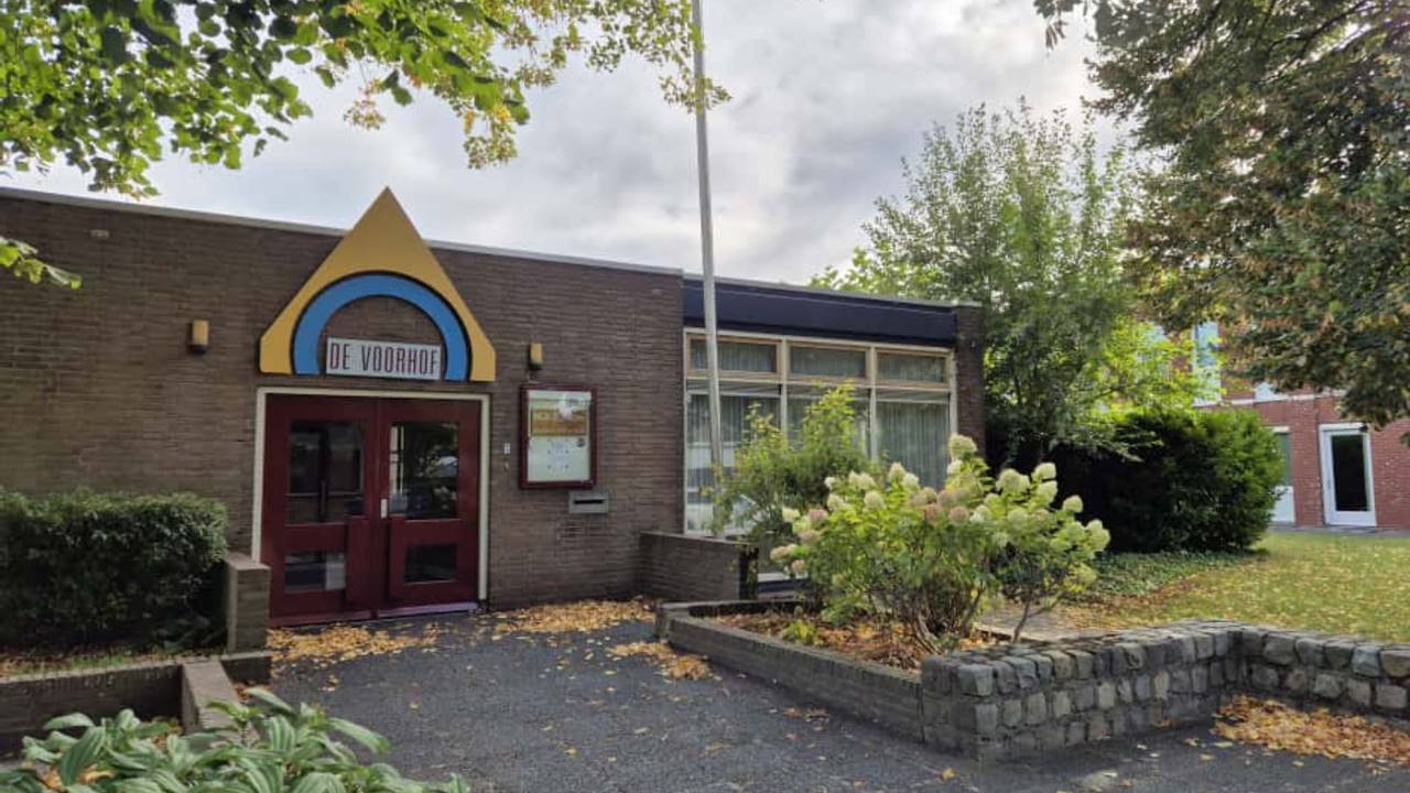 Een voormalig kantoorpand doet dienst als kerk (foto: Niek de Bruijn).