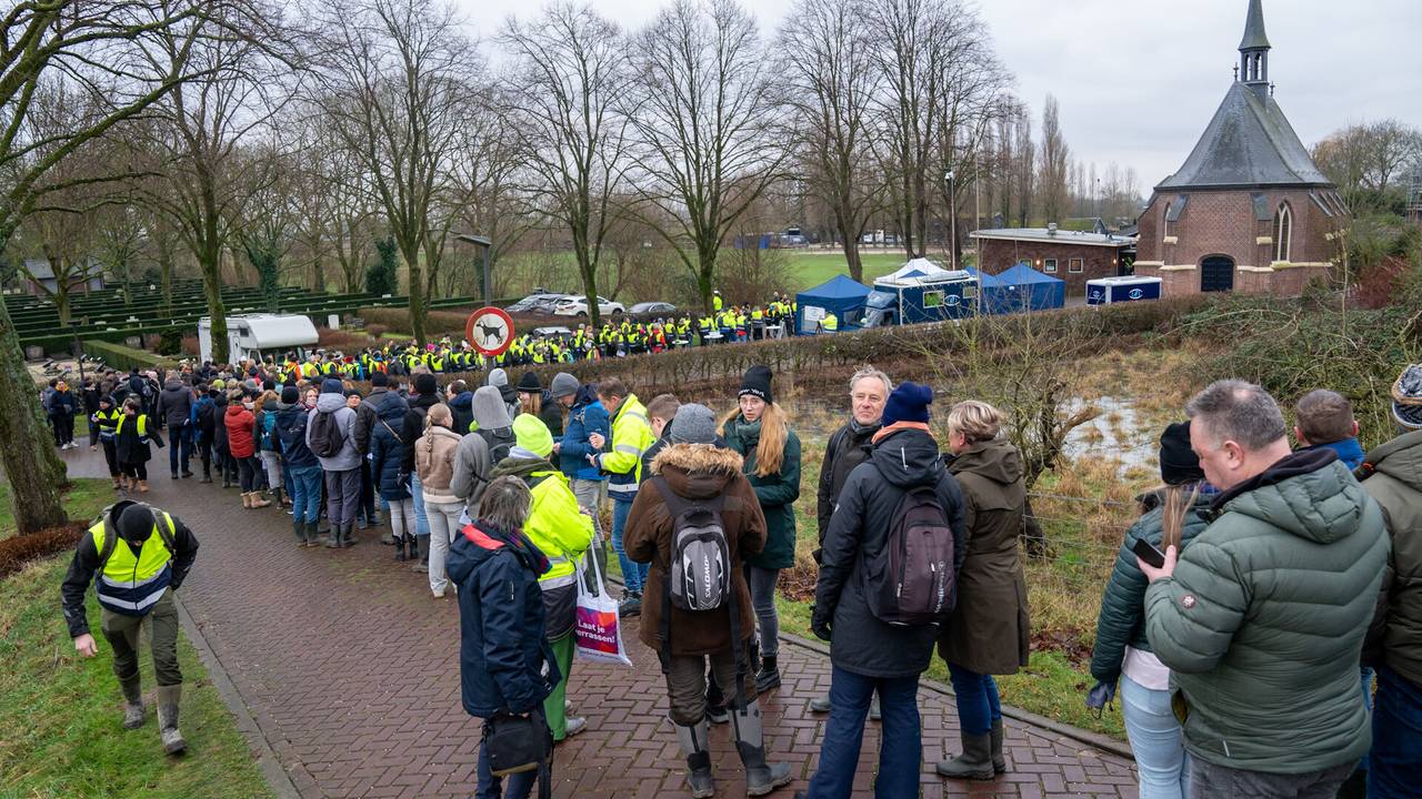 Honderden mensen kwamen zaterdagochtend opdagen voor de zoektocht naar Yoran (foto: Jurgen Versteeg/SQ Vision).