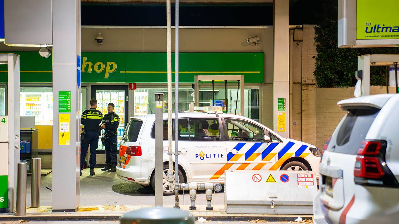 De politie bij het tankstation in Heesch (foto: Gabor Heeres/SQ Vision).