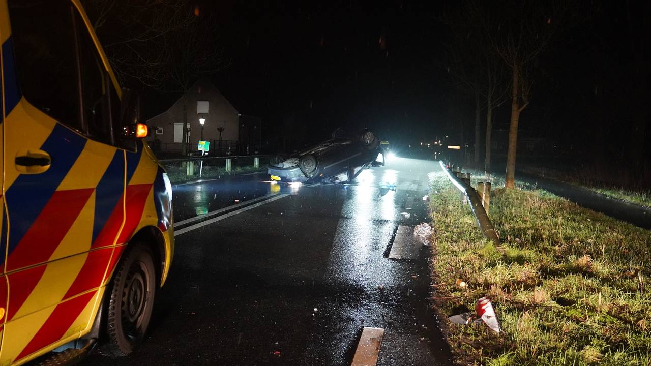 De bestuurder van de auto is nagekeken door ambulancepersoneel, maar hoefde niet naar een ziekenhuis gebracht te worden (foto: Jeroen Stuve/SQ Vision). 