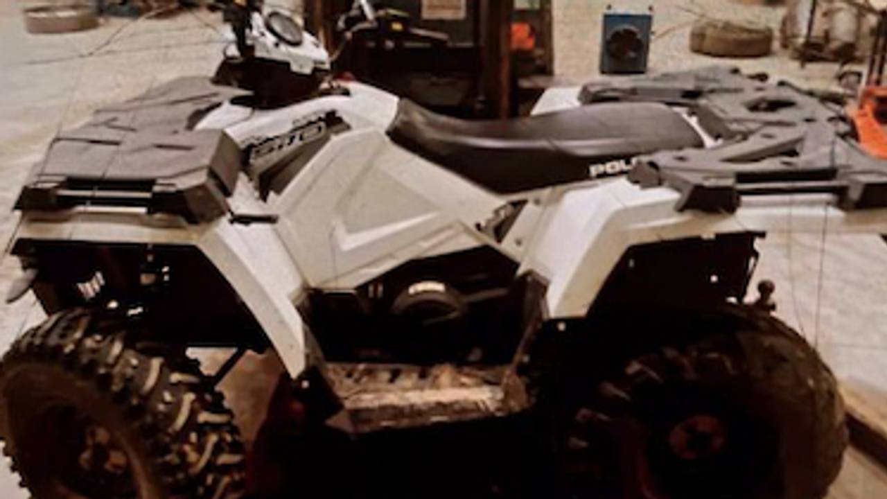 Deze quad werd vrijdagnacht gestolen uit een loods in Steenbergen (foto: Instagram jeugdagenten Bergen op Zoom).