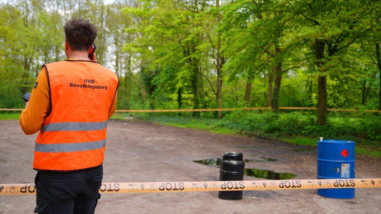 De omgeving werd na de vondst van de vaten afgezet en gesaneerd (foto: Bart Meesters).