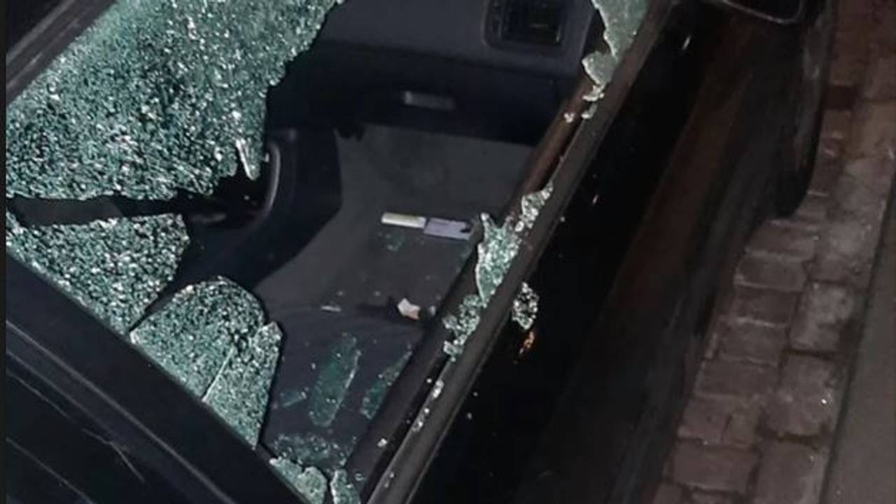 In zeker drie auto's die geparkeerd waren in de Dijklaan en aan de Haagweg in Breda is maandagnacht ingebroken (foto: Instagram wijkagenten Breda-Zuidwest).