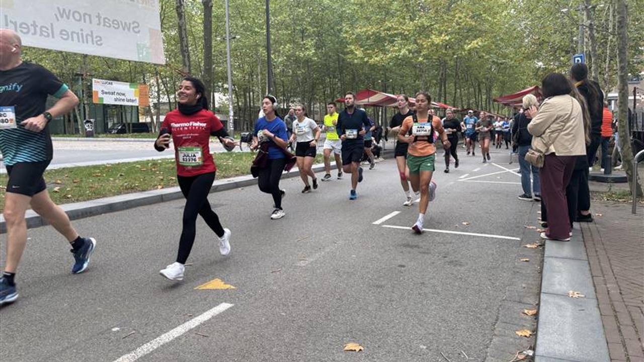 De kwartmarathon passeert Strijp-S (foto: Ron Vorstermans).