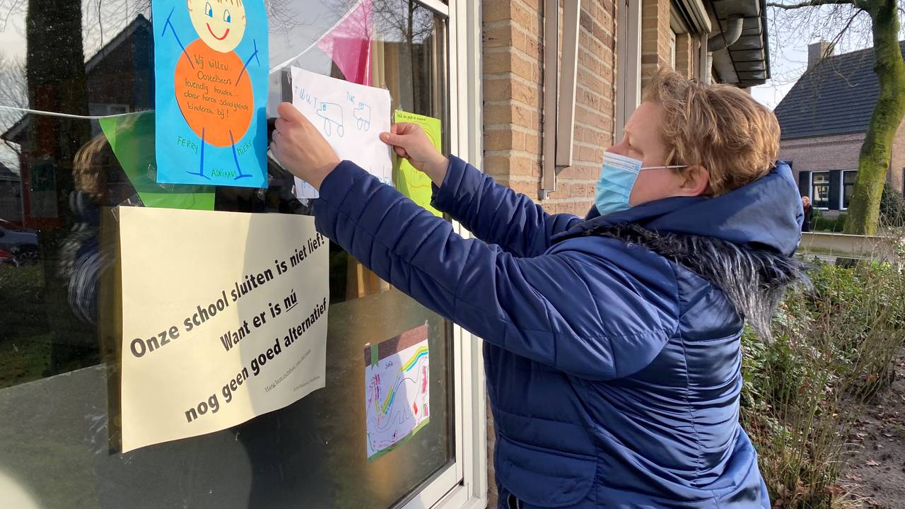 Kinderen maakten tekeningen om te laten zien waarom ze willen dat hun school blijft.