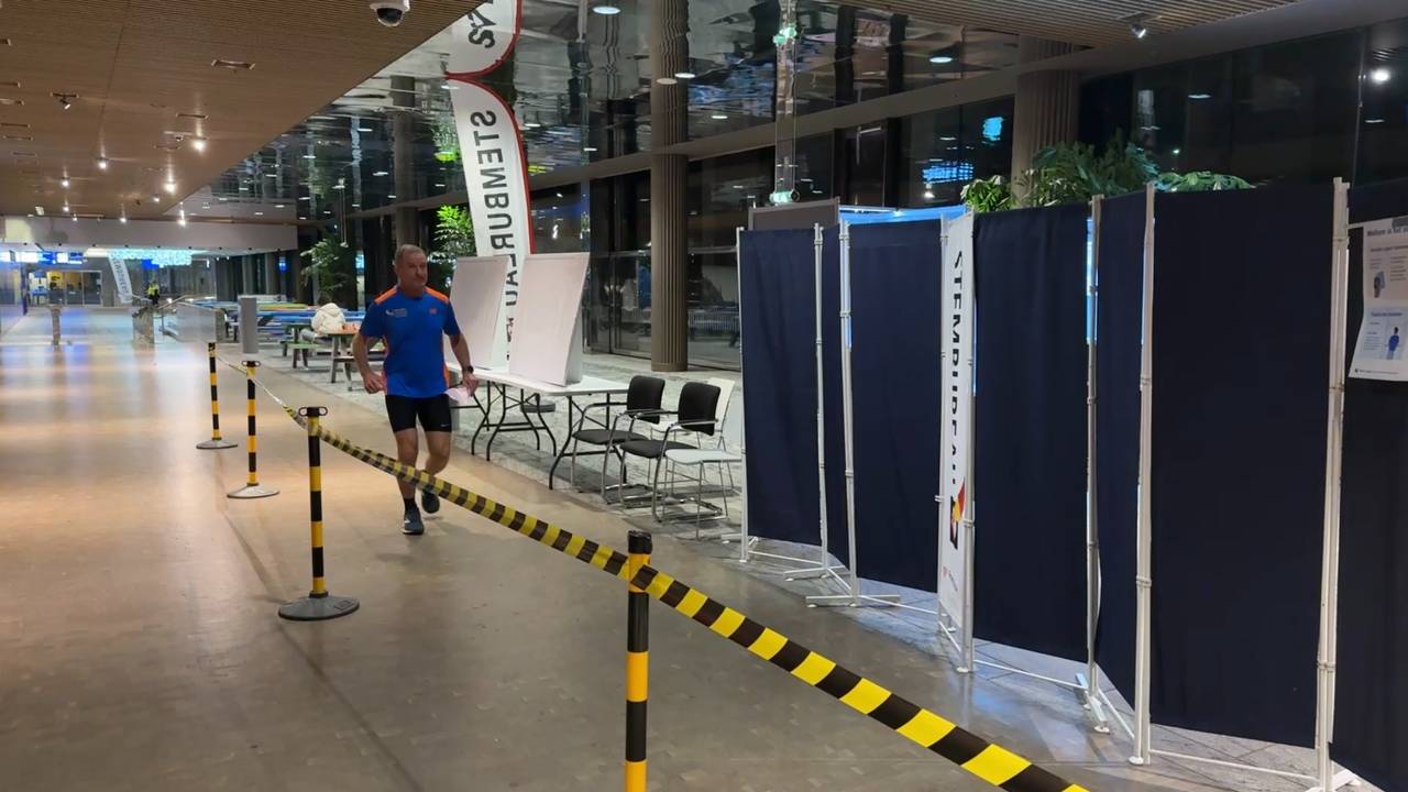 Ludo komt rennend bij de stembus aan (Foto: Eva de Schipper).