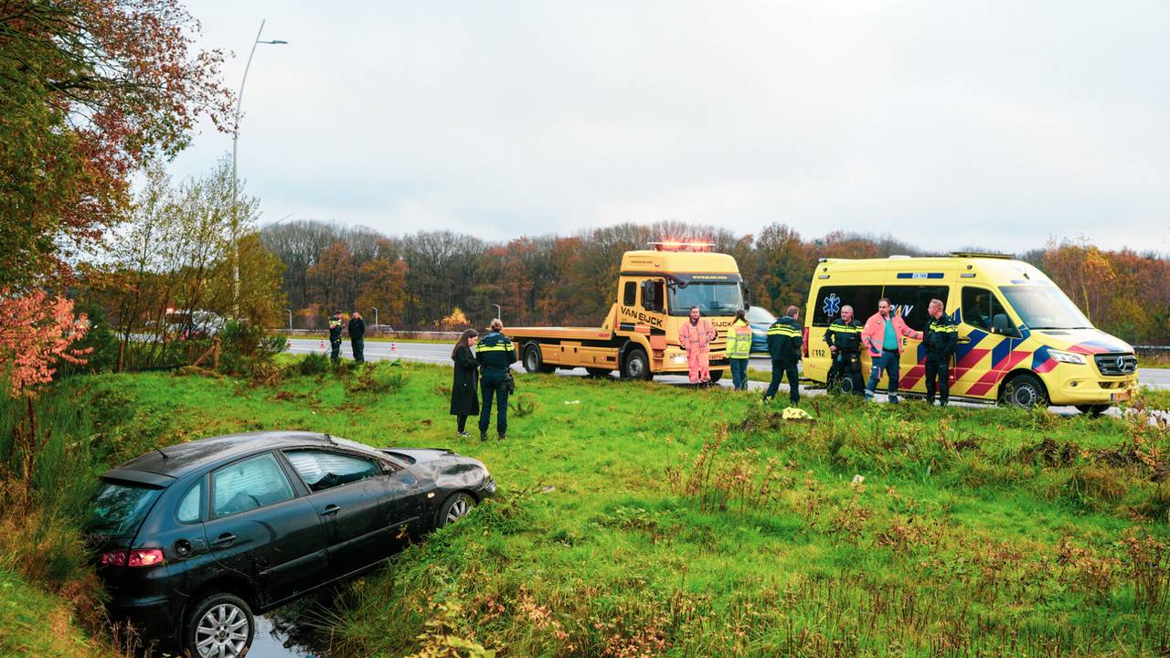 De auto die in een sloot terechtkwam (foto: Erik Haverhals/SQ Vision).