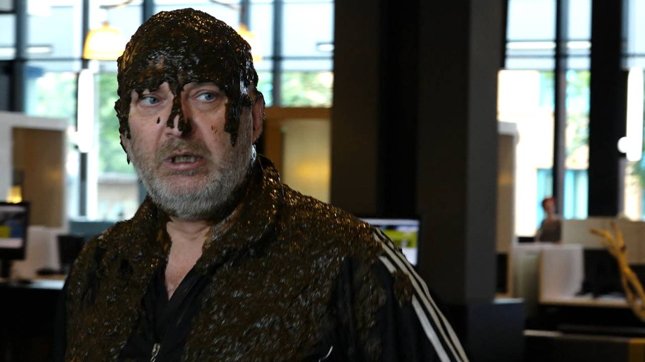 Arie den Dekker gooide in 2019 uit protest een zak koeienstront over zijn hoofd.