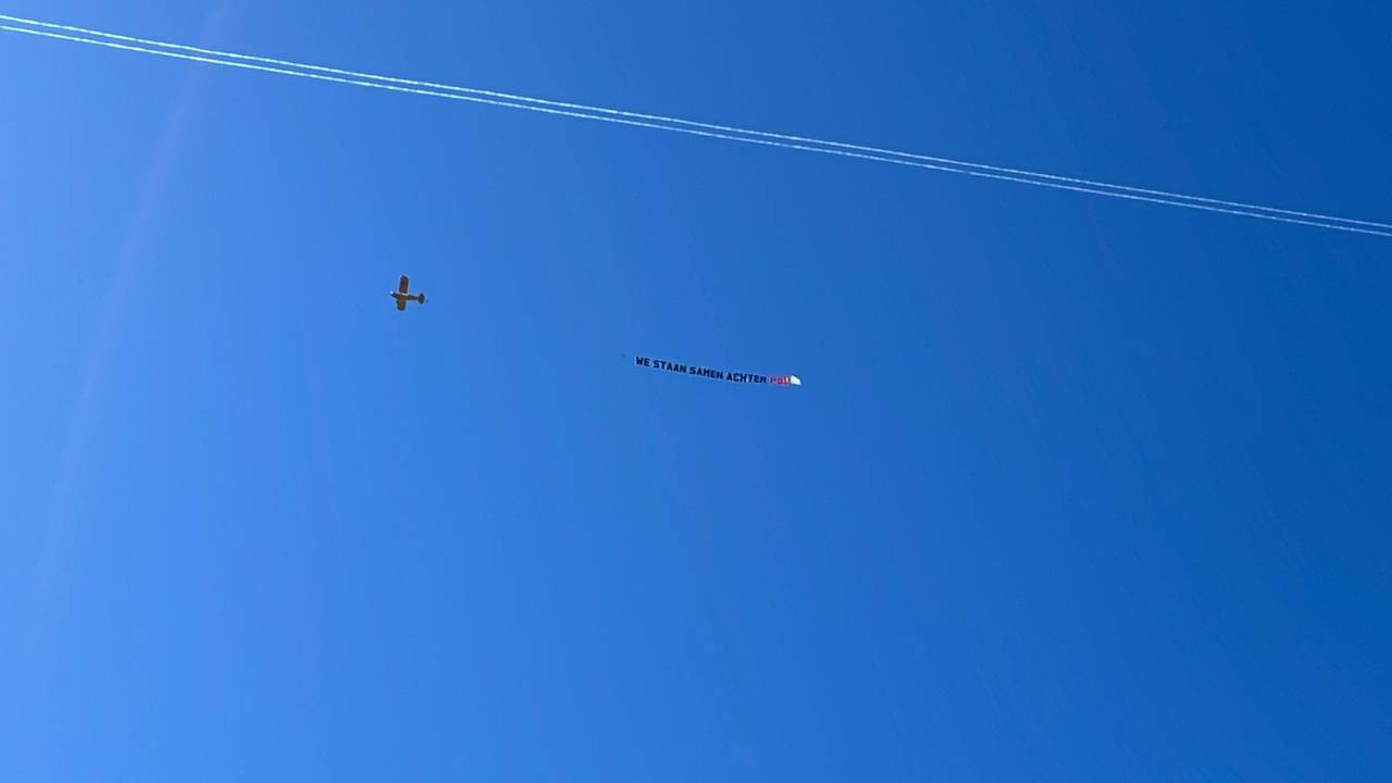 Boven het Philipsstadion cirkelt een vliegtuigje met support