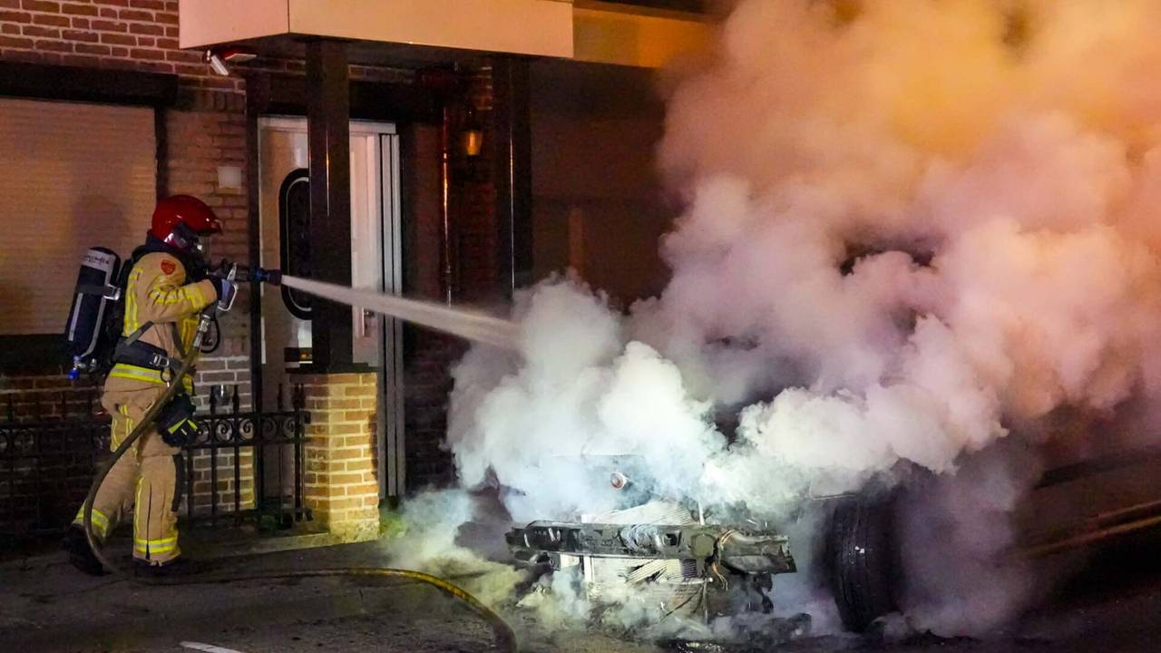 De brandweer bluste de brandende bestelbus aan de Rijnlaan in Helmond (foto: Harrie Grijseels/SQ Vision).