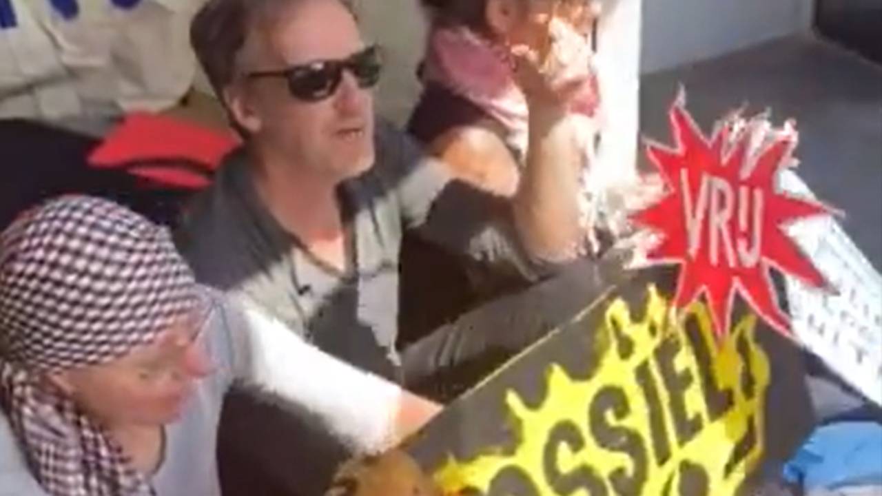 De actievoerders protesteerden bij de ingang van het bankgebouw (beeld: Extinction Rebellen Den Bosch).