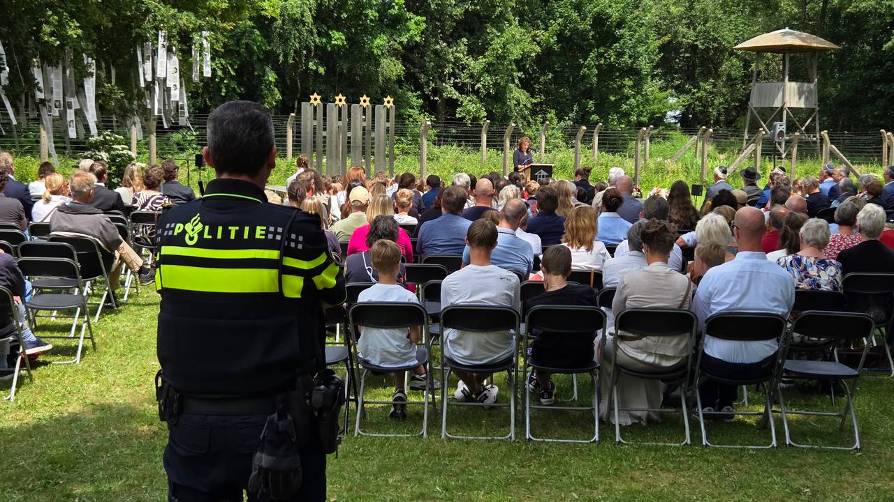 Politie bij de herdenking van de kindertransporten van Kamp Vught (foto: Noël van Hooft).