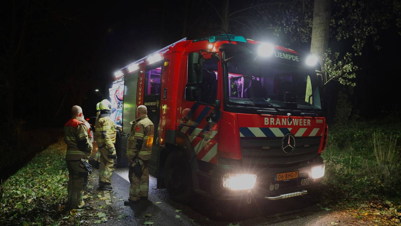 De brandweer werd ingeschakeld om de tak van de weg in Sint-Oedenrode te halen (foto: Sander van Gils/SQ Vision).