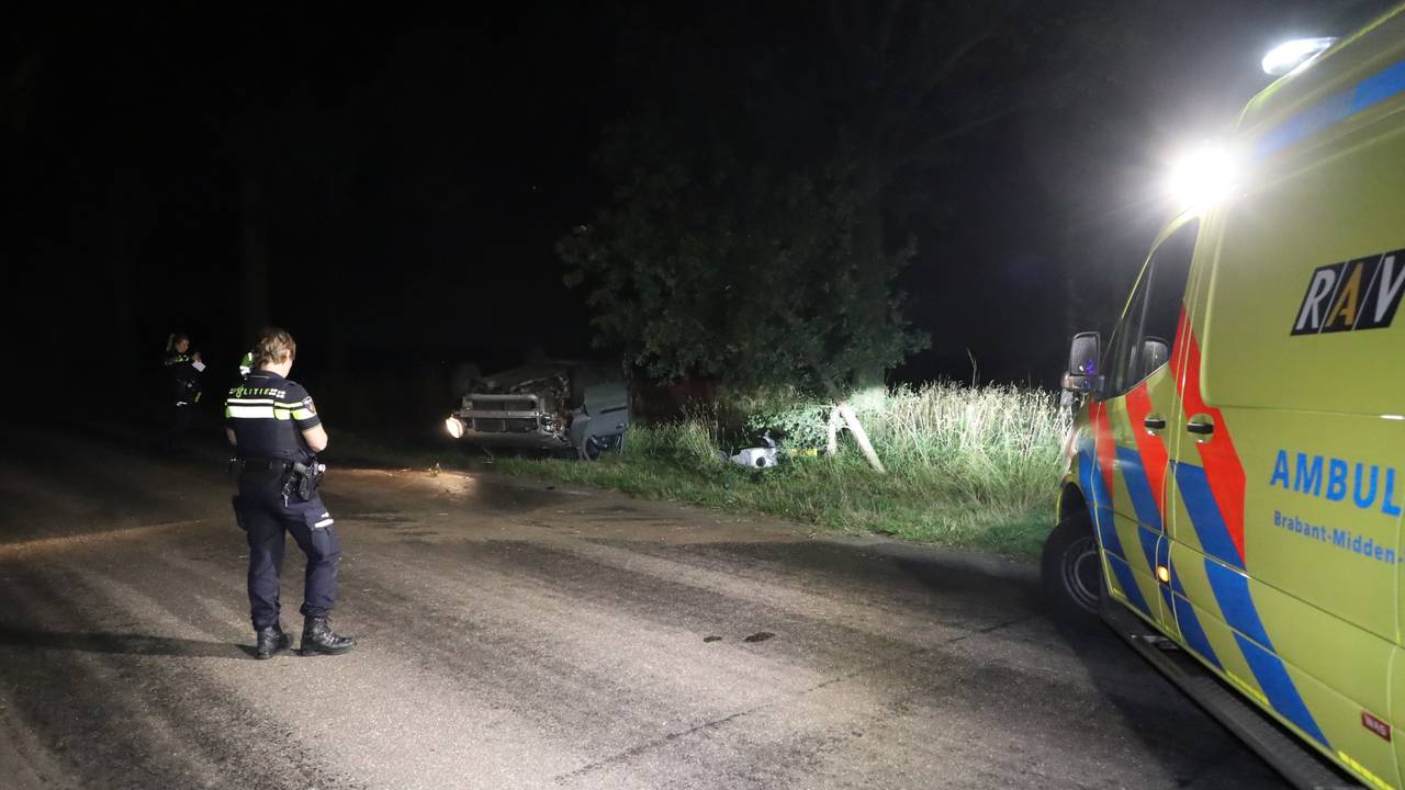 Hoe de auto in een flauwe bocht van de weg kon raken, wordt onderzocht (foto: Kevin Kanters/SQ Vision)