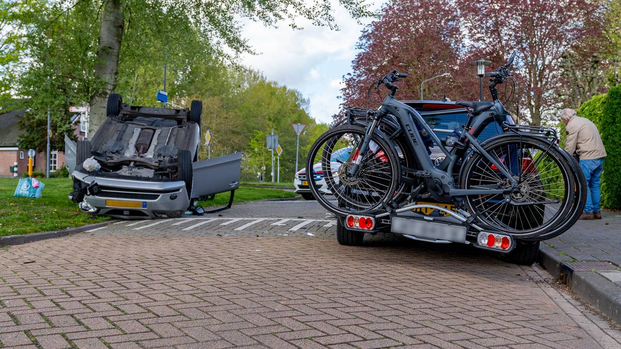 Een auto sloeg over de kop (foto: Jurgen Versteeg/SQ Vision).
