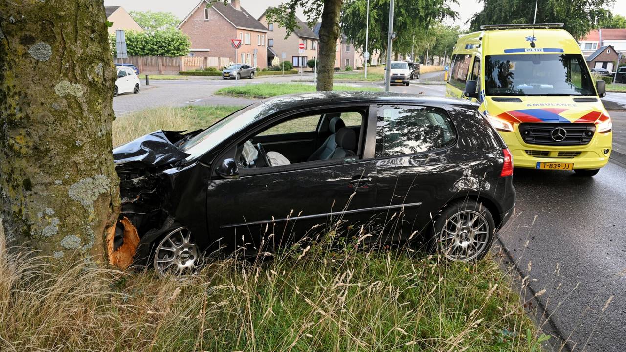 De bestuurder was gewond en is behandeld door ambulancepersoneel (foto: Toby de Kort/SQ Vision).