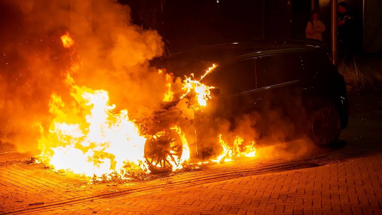 De autobrand werd rond drie uur 's nachts ontdekt (foto: Gabor Heeres/SQV Vision).