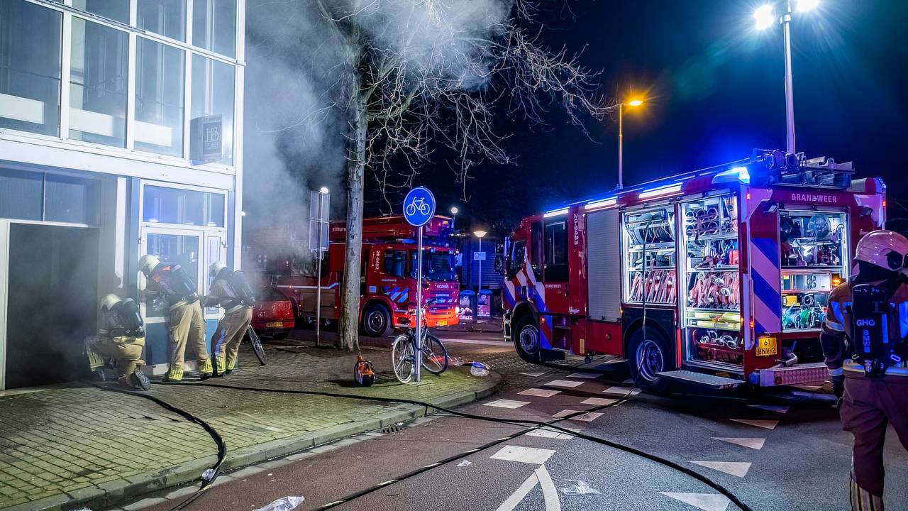 112-nieuws: winkel in Tilburg vol rook • bestelbus door schutting Gilze thumbnail