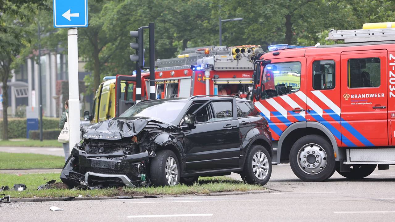 Zwaargewonde bij botsing in Den Bosch, betrokken bestuurder gaat ervandoor.