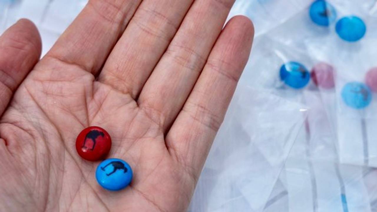 De politie deelt 'xtc' uit tijdens de Dutch Design Week (foto: politie).