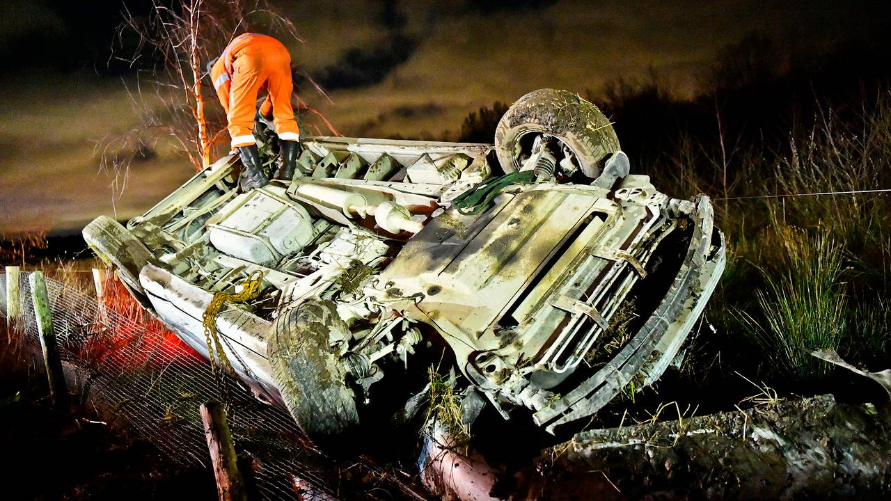 De gecrashte auto is getakeld en meegenomen (foto: Rico Vogels/SQ Vision).