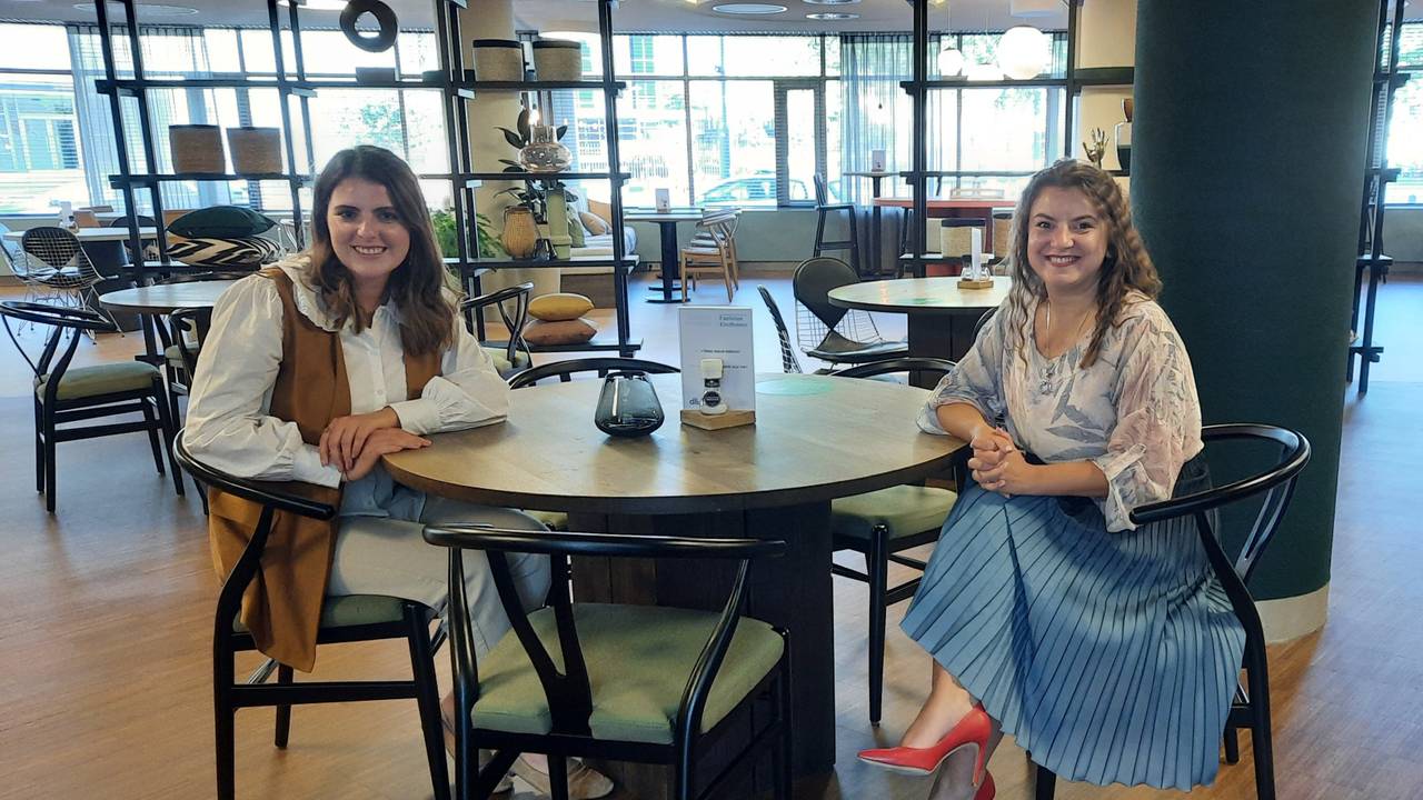 Andreia bij haar nieuwe baan samen met ambassadeur Mirela