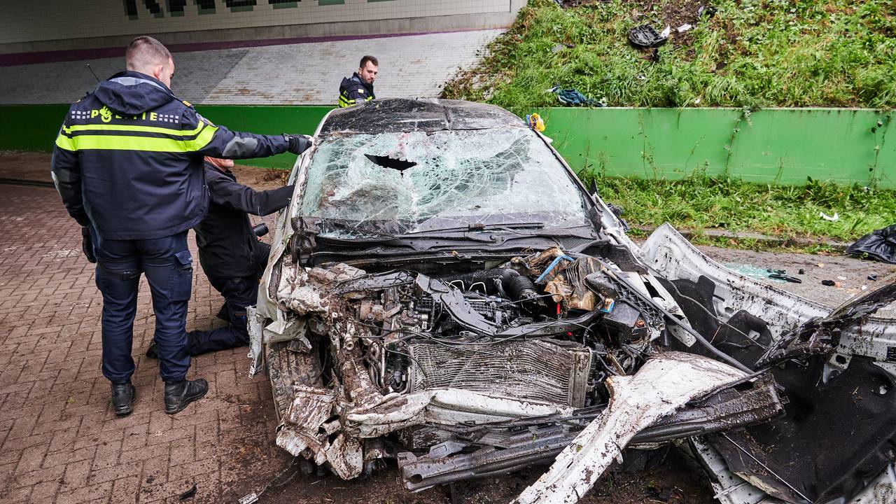 In de gecrashte auto zaten twee Arnhemmers, 21 en 22 jaar oud (foto: Tom van der Put/SQ Vision).