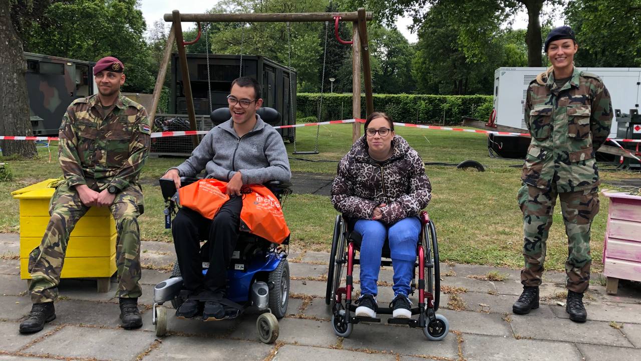 Militairen verrassen bewoners De Schans