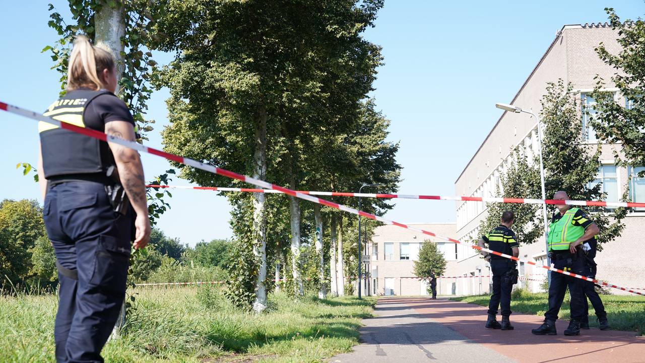 De politie heeft de omgeving waar de dode man in Den Bosch werd gevonden afgezet (foto: Bart Meesters).