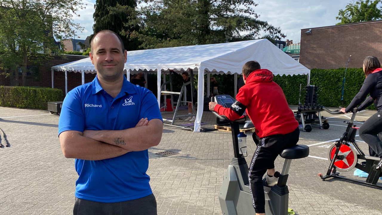 Eigenaar Richard bij zijn outdoor gym.