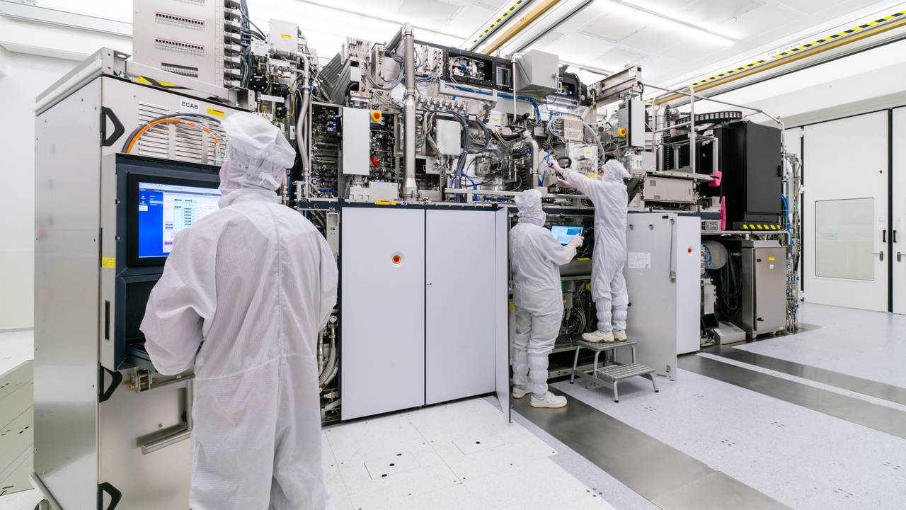 Een chipmachine in een cleanroom in Veldhoven (foto: ASML)
