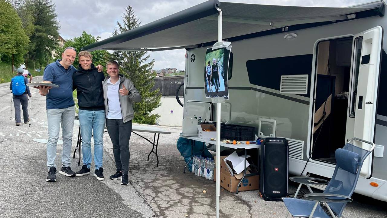 Eric, Finn en Jens uit Berlicum delen eten uit na de laatste bocht. (Foto: Hannelore Struijs)